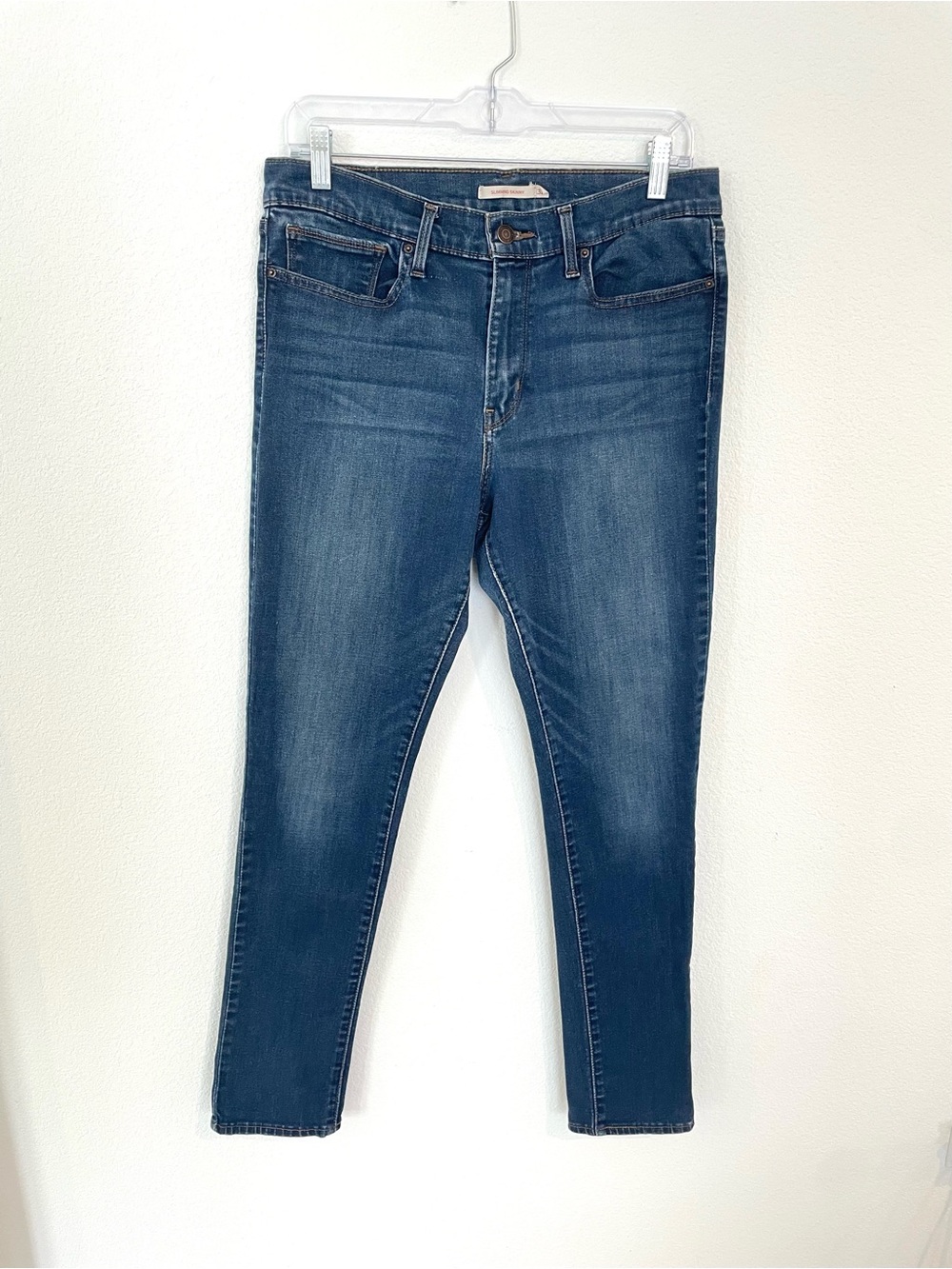 Levi's Women's 32 Slimming Skinny Jeans in Washed Blue Denim